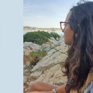 Femme pensive regardant l'horizon