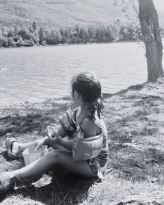 Petite fille face au lac