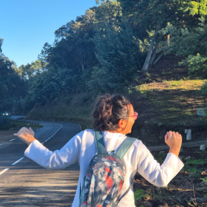 Une femme de dos heureuse