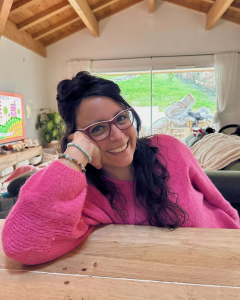 Femme joyeuse lumineuse