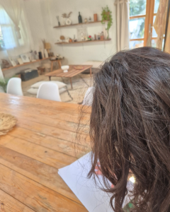 femme dos tournée entrain d'écrire